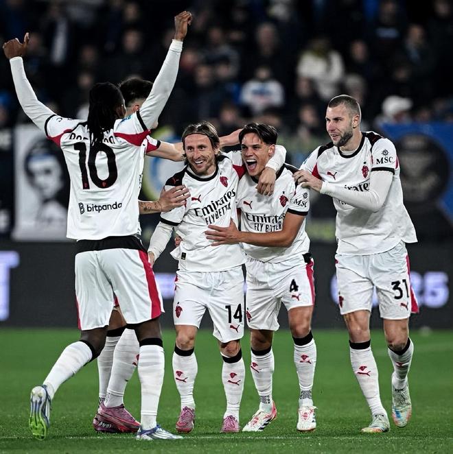 足球中超球队发布新赛季目标：冲击前四（中超球队公布新赛季目标：力争跻身前四）