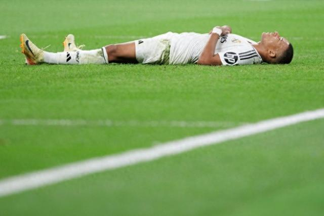 邓涵文因经济保障和新东家前景决定离开武汉三镇，加盟云南玉昆，成为球队核心球员。