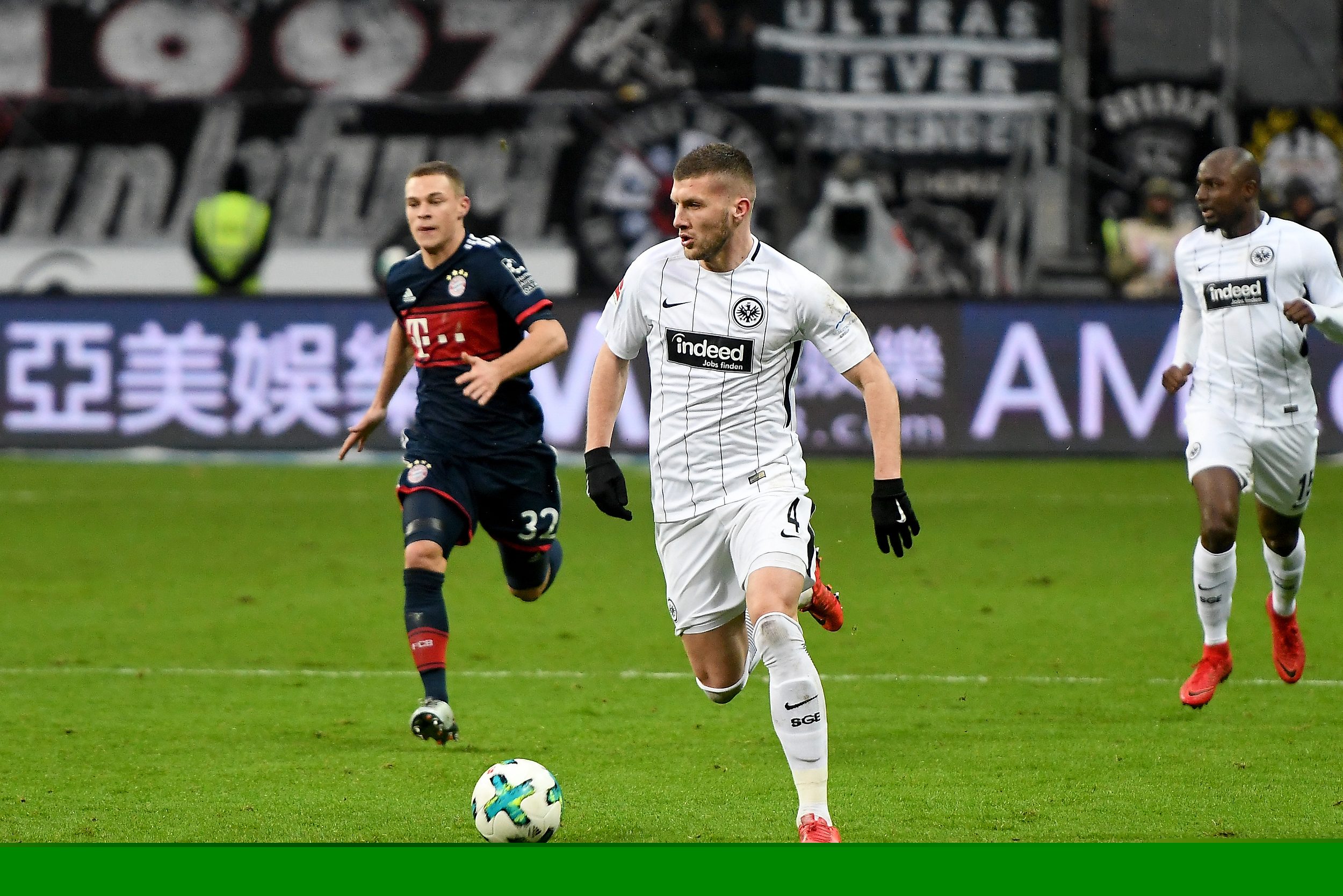 阿斯顿维拉客场4-3击败布莱顿，斩获8连胜，升至积分榜第三，距曼城仅1分，将于12月6日主场对阵阿森纳。