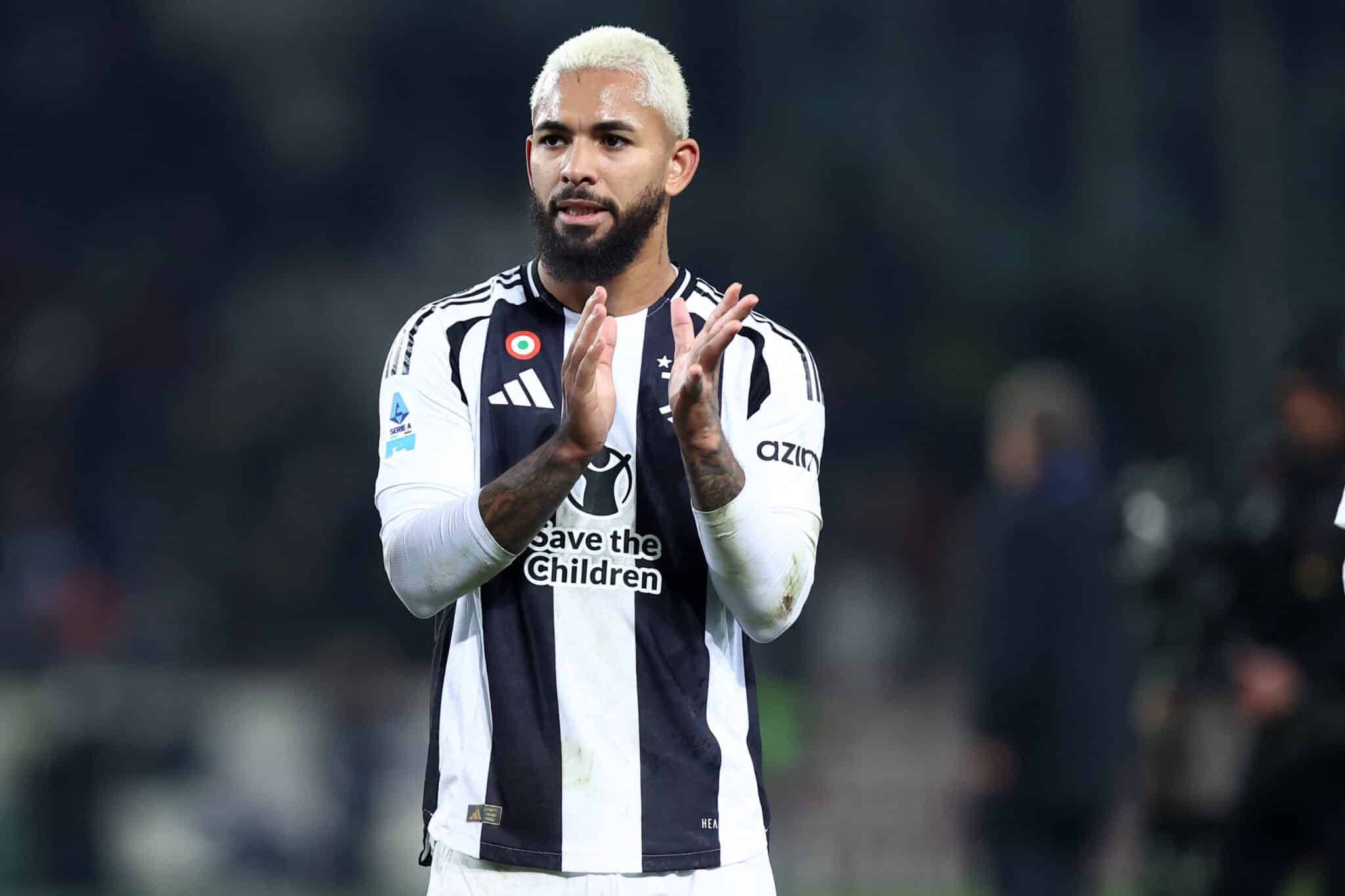 特里皮尔代表纽卡向IVE成员赠送专属球衣，后者为开球嘉宾（特里皮尔代纽卡向IVE成员赠送定制球衣，后者担任开球嘉宾）