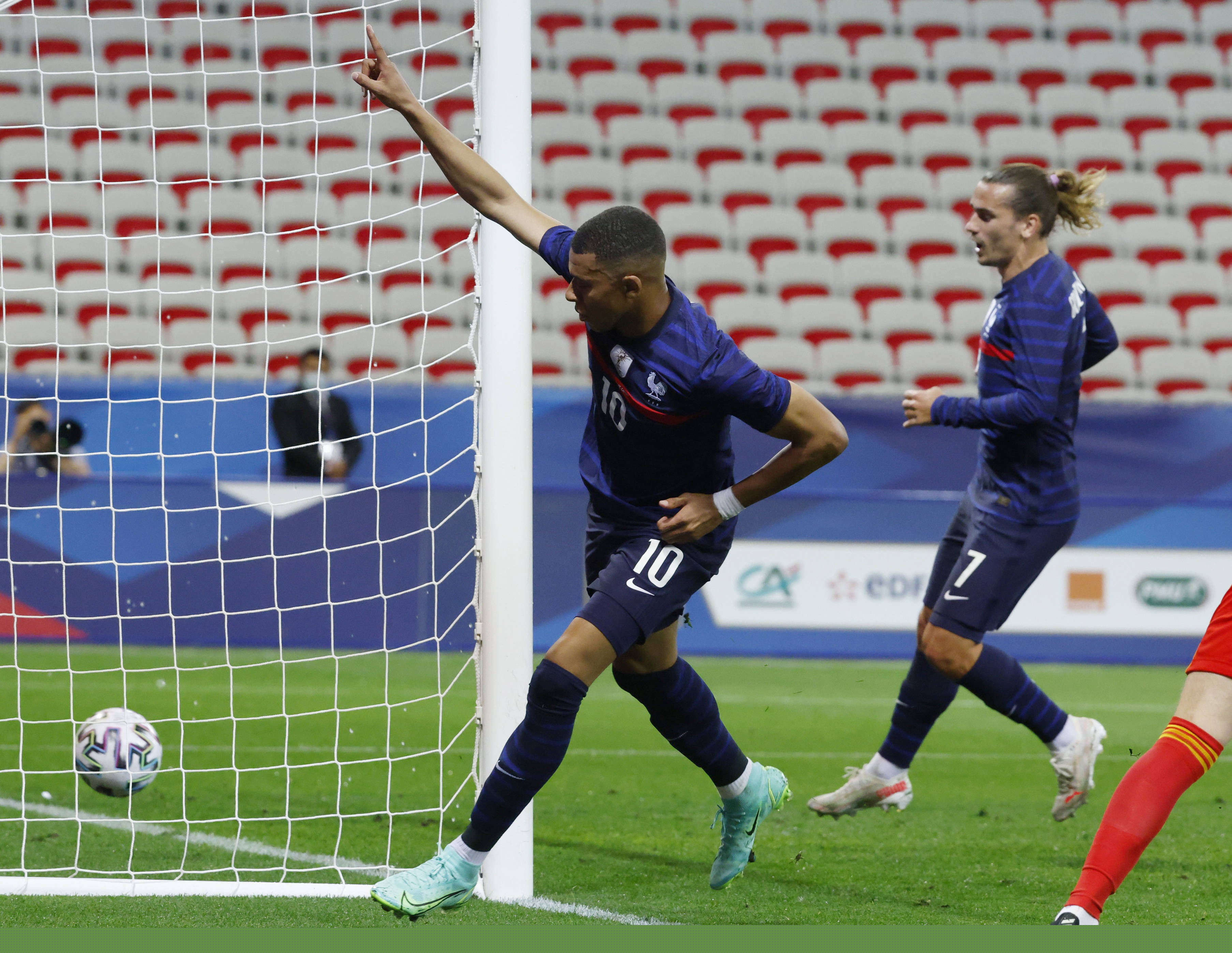 船记：快船坚定地支持哈登和伦纳德，劳资协议变了才放走乔治（船记：快船力挺哈登与莱昂纳德，乔治离队因劳资新规）