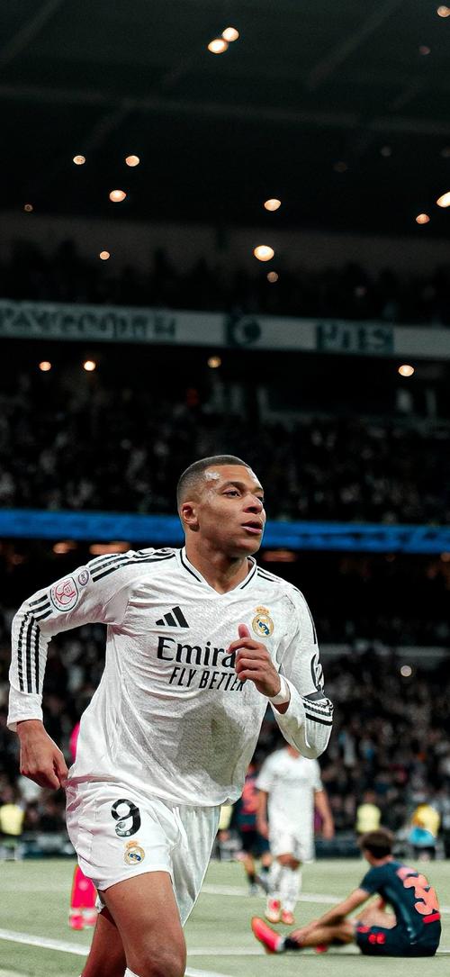 迪亚斯是否向球队道歉？斯塔尼希奇打趣：没有，我们感谢了他（迪亚斯有向球队道歉吗？斯塔尼希奇笑称：没有，我们反而感谢他）