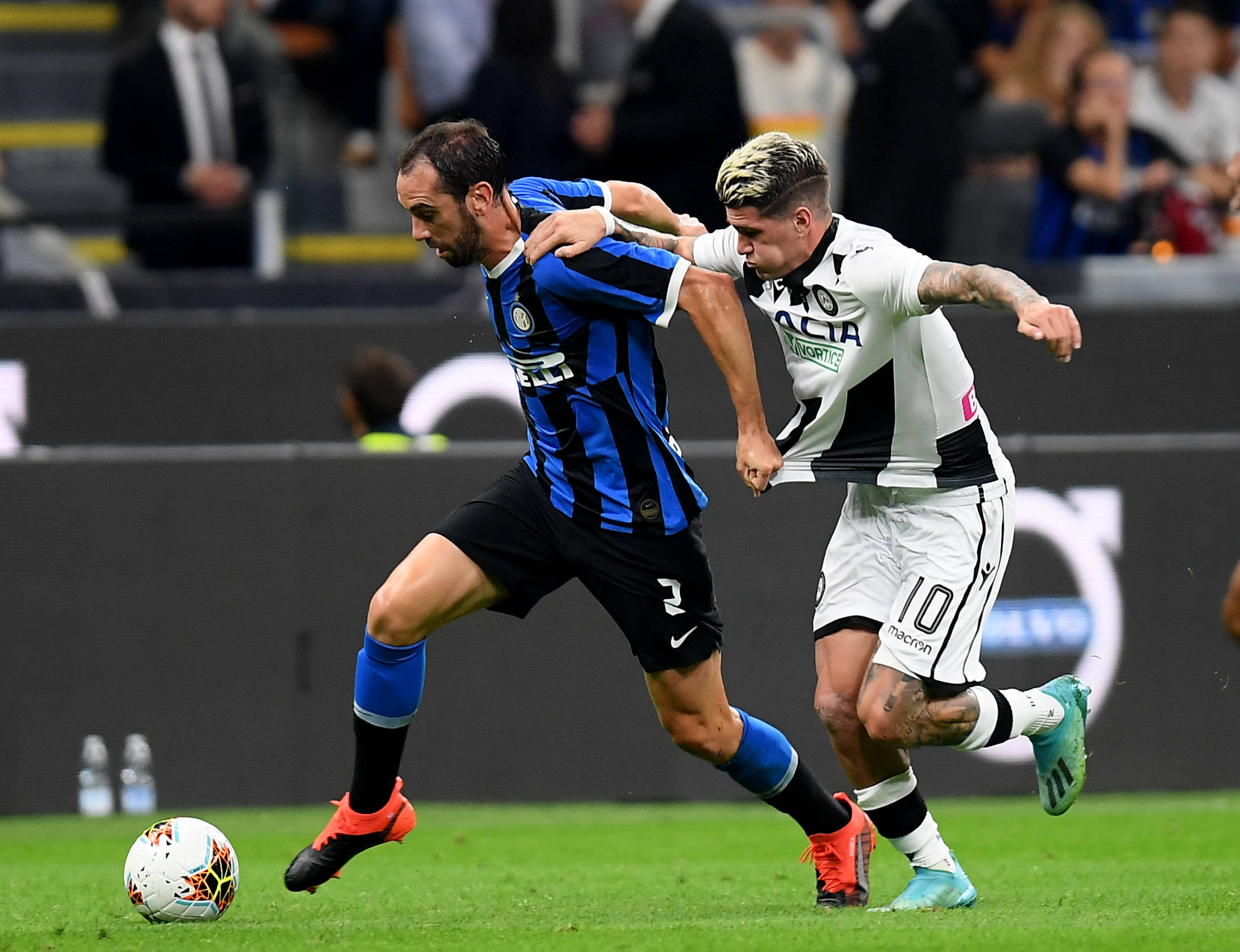 离谱的手感！库明加10投1中贡献4分7篮板3助攻（手感冰冷！库明加10投1中仅4分7板3助）