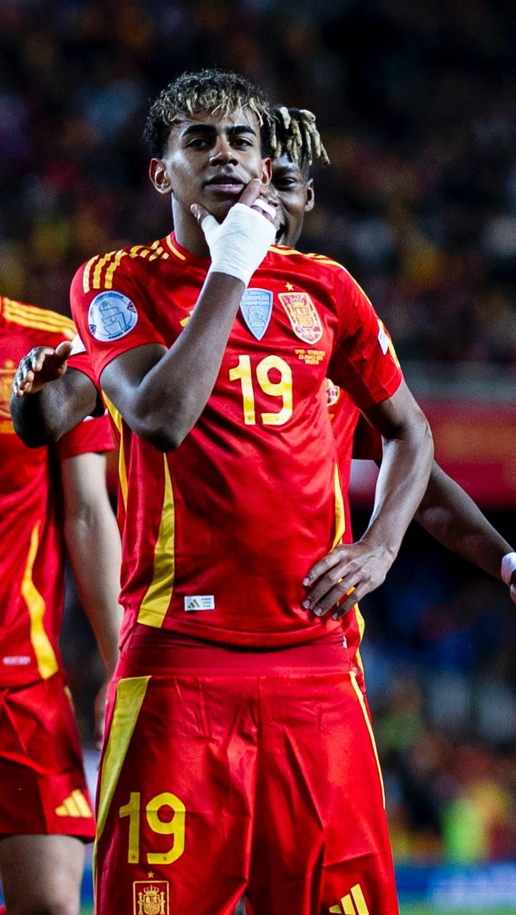 年轻中卫的成长速度吓人（年轻中卫的进步速度惊人）