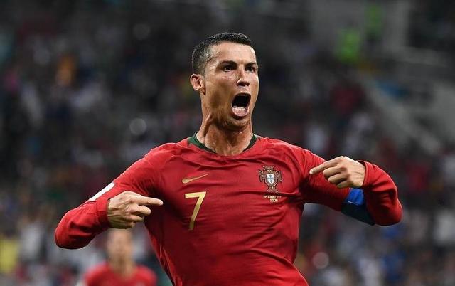 主裁谈拜仁点球：塔的手扩大了接触面积；凯恩的肘碰到了对方（主裁解释拜仁点球判罚：塔手臂扩大防守面积，凯恩肘部与对手有接触）