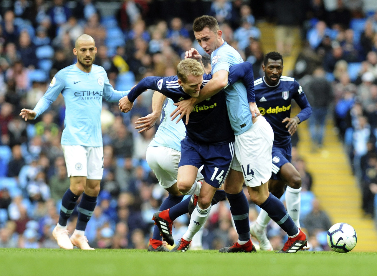 邵佳一独立带队时间不足一年半，此前曾担任国足助教