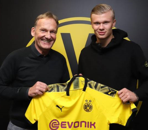 官方：沃尔夫斯堡买断里昂20岁后卫昆贝迪，双方签约至2029年（官宣：沃尔夫斯堡完成从里昂买断20岁后卫昆贝迪，合约至2029年）