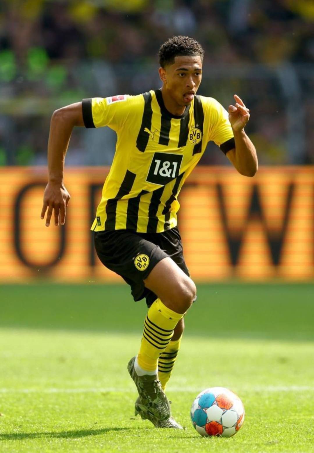 维持原判！布朗突破肘倒翟晓川后者阻挡 许利民交涉挑战也是失败（判罚维持！布朗突破肘击致翟晓川倒地判其阻挡，许利民挑战无果）