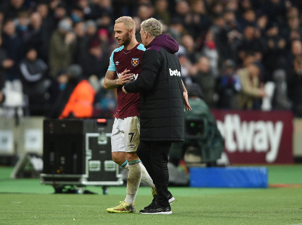 西班牙2026年世界杯球衣：红色底+海军蓝衣袖搭配红黄色条纹（西班牙队2026世界杯战袍：红底配海军蓝袖，红黄条纹点缀）