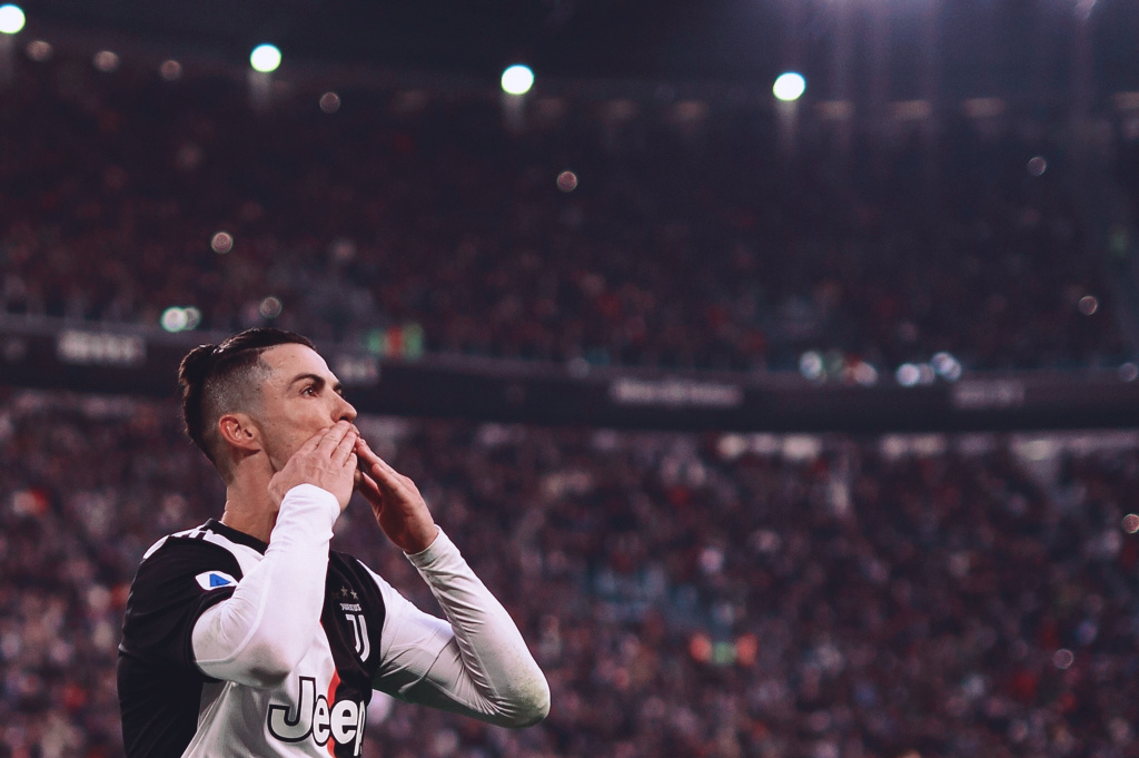 喀麦隆主帅：埃永有潜力为巴萨效力，他和埃托奥的类型不同（喀麦隆主教练：埃永具备为巴萨效力的潜质，与埃托奥风格不同）