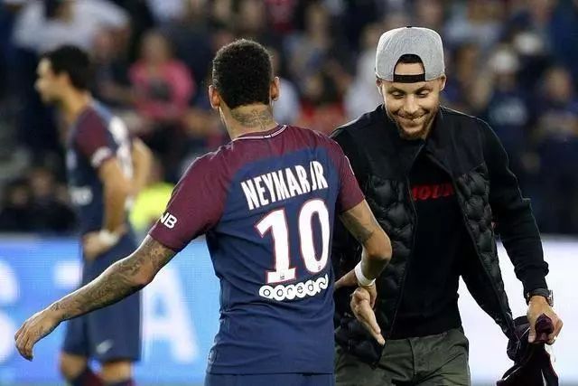 皇马官方：阿诺德左腿股四头肌股直肌损伤；据悉缺阵约两个月（皇马官宣：阿诺德左大腿股直肌受伤，预计伤停约两个月）